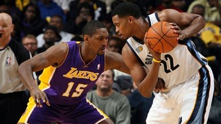 Ron Artest (LA Lakers) à la lutte avec Rudy Gay (Memphis Grizzlies)