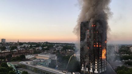 La tour Grenfell en feu à Londres (Royaume-Uni),&nbsp;le 14 juin 2017.&nbsp; (NATALIE OXFORD / NATALIE OXFORD / AFP)