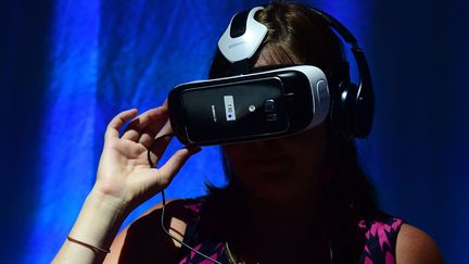 Et si je était un autre pour quelques minutes ou quelques heures ? BeAnotherLab, collectif d'artistes interdisciplinaire, vous propose de venir tester l'empathie grâce à sa machine virtuelle "à être un autre" qui utilise notamment l'Oculus Rift. A faire au Centre de Recherches Interdiscipliaires, 10 rue Charles V Paris 4e (métro Saint Paul ou Sully Morland) de 19h à 1h du matin. A noter que le CRI abritera aussi pour la Nuit Blanche une "game jam" pour les jammeurs parisiens.
 (Frederic J.Brown / AFP)