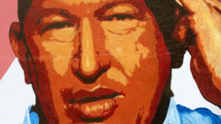 Une peinture murale repr&eacute;sentant Hugo Chavez, &agrave; Caracas (Venezuela), le 3 janvier 2013. (RAUL ARBOLEDA / AFP)