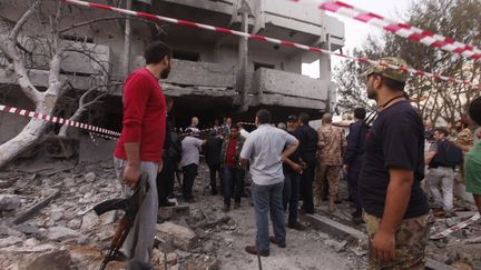 Devant l'ambassade de Fance &agrave; Tripoli (Libye) apr&egrave;s l'attentat &agrave; la voiture pi&eacute;g&eacute;e, le mardi 23 avril 2013. (ISMAEL ZETOUNI / REUTERS)