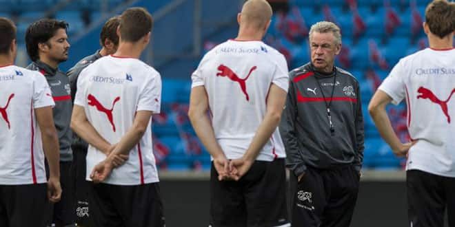 Le sélectionneur de l'équipe suisse Ottmar Hitzfeld entouré de ses joueurs