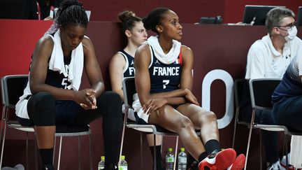 La grande déception des Françaises&nbsp;Endene Miyem et Sandrine Gruda, après la défaite contre le Japon en demi-finales des Jeux olympiques, le 6 août 2021. (ARIS MESSINIS / AFP)