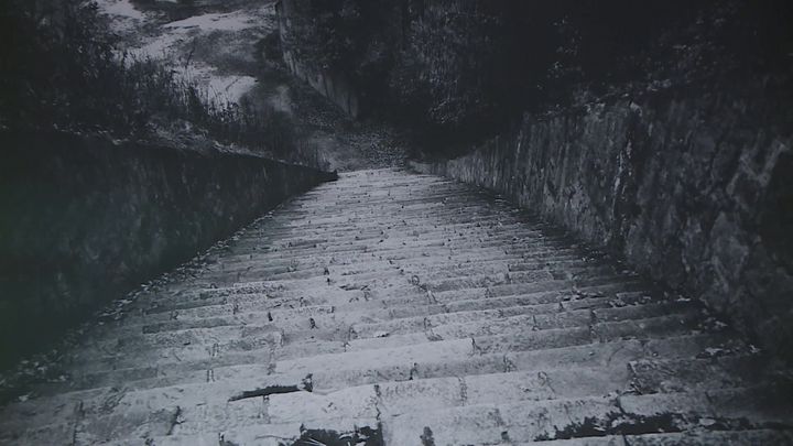 Michael Kenna a photographié ce qu'on appelle "L'escalier de la mort", un lieu de spectacle macabre, dans le camp de concentration de Mauthausen en Autriche. (France 3 Midi-Pyrénées : O. Debacker / E. Coorevits / J. Touleron)