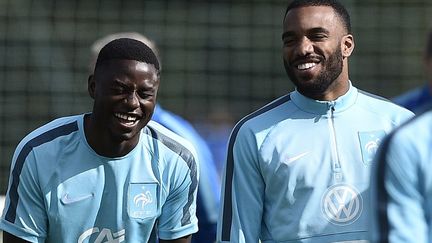 Paul-Georges Ntep va céder sa place chez les Bleus à Alexandre Lacazette (FRANCK FIFE / AFP)