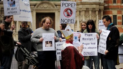 Des manifestants appellent Beno&icirc;t XVI &agrave; d&eacute;missionner, en raison des affaires de p&eacute;dophilie au sein de l'Eglise catholique, le 28 mars 2010, &agrave; Londres. (BEN STANSALL / AFP)