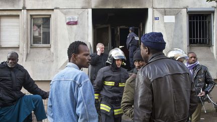 L'incendie dans un centre pour travailleurs migrants à Boulogne-Billancourt (Hauts-de-Seine) a fait un mort et douze blessés dont deux graves, vendredi 16 décembre (MICHEL EULER/AP/SIPA / AP)