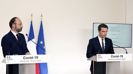 Le Premier ministre, Edouard Philippe, et le ministre de la Santé, Olivier Véran, lors du "point de situation" sur le Covid-19, le 19 avril 2020 à Paris. (THIBAULT CAMUS / POOL / AFP)