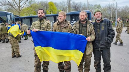 Des soldats ukrainiens libérés dans un échange de prisonniers avec la Russie posent, le 16 avril 2023, sur une photo publiée par un service du gouvernement ukrainien destiné au traitement des prisonniers de guerre. (COORDINATION HEADQUARTERS FOR THE TREATMENT OF PRISONERS OF WAR / AFP)