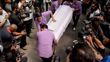 Des employ&eacute;s de la morgue transportent le cercueil du Br&eacute;silien Rodrigo Gularte, ex&eacute;cut&eacute;, mercredi 29 avril 2015, &agrave; Jakarta (Indon&eacute;sie). (BAY ISMOYO / AFP)