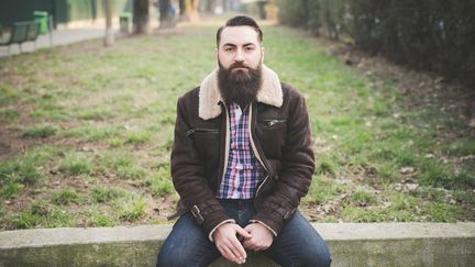 Un homme barbu dans un parc. Photo d'illustration. (EUGENIO MARONGIU / CULTURA CREATIVE / AFP)