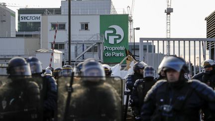 Les forces de l'ordre devant le site de l'incinérateur d'Ivry-sur-Seine (Val-de-Marne), le 15 janvier 2020. (THOMAS SAMSON / AFP)