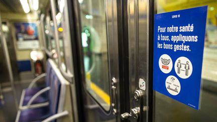 La RATP prépare le déconfinement en posant des autocollants rappelant aux usagers les gestes barrières, à Paris le 8 mai 2020. (AURELIEN MORISSARD / MAXPPP)