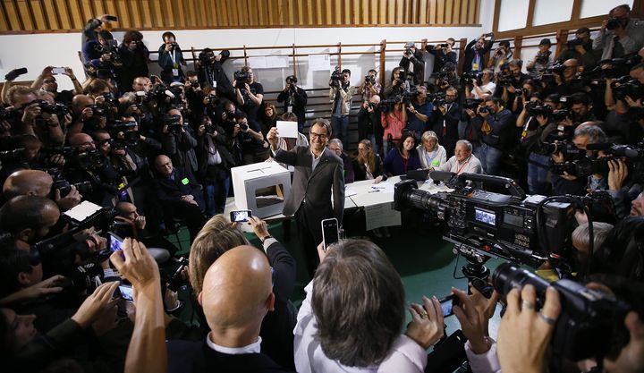 Le pr&eacute;sident de la G&eacute;n&eacute;ralitat de Catalogne, Artur Mas, vote en pr&eacute;sence des journalistes venus du monde en entier.&nbsp; (ALBERT GEA / REUTERS)