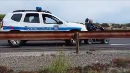 Capture d'&eacute;cran de la vid&eacute;o montrant un v&eacute;hicule de police municipale pousser un fauteuil roulant. (DR)