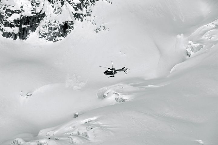 Un hélicoptère du PGHM survole la Vallée blanche dans le Massif du Mon Blanc en mars 2010. (PHILIPPE DESMAZES / AFP)