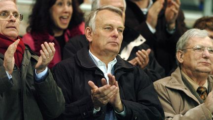 Jean-Marc Ayrault lors de l'une de ses rares apparitions &agrave; un match de football, le 10 mars 2007 &agrave; l'occasion d'un Nantes-Nancy, &agrave; Nantes (Loire-Atlantique). (FRANK PERRY / AFP)