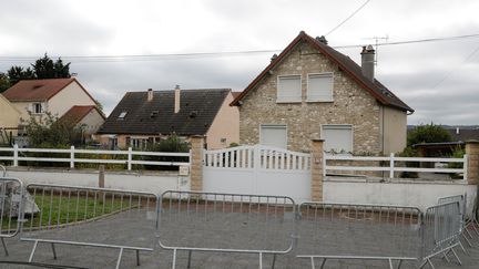 Des barrières ont été placées devant la maison d'un homme interpellé à l'aéroport de Glasgow le 12 octobre, et pris à tort par les policiers écossais pour Xavier Dupont de Ligonnès,&nbsp;à Limay (Yvelines) .&nbsp; (THOMAS SAMSON / AFP)