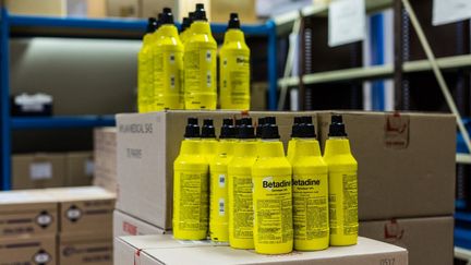 Des stocks de Betadine à l'hôpital de Bordeaux (Gironde), le 15 septembre 2020. (BURGER / PHANIE / AFP)