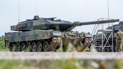 Un char Leopard 2, exposés en Allemagne, en mai 2023. (ARMIN WEIGEL / AFP)