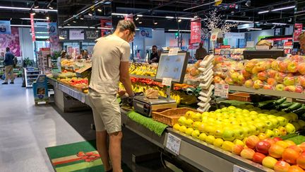 Un client dans un supermarché, le 26 août 2023 à Paris. (RICCARDO MILANI / HANS LUCAS / AFP)