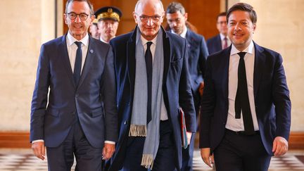 Le ministre de l'Intérieur Bruno Retailleau et le ministre de la Justice Didier Migaud avec le maire de Marseille Benoit Payan, le 8 novembre 2024 à Marseille. (CLEMENT MAHOUDEAU / AFP)