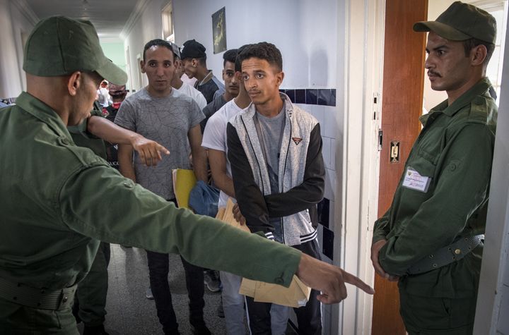 Des jeunes Marocains au centre de recrutement de Kenitra, le 19 août 2019. (FADEL SENNA / AFP)