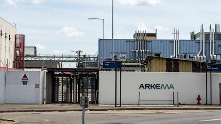 L'usine d'Arkema à Pierre-Bénite (Rhône), une source de pollution aux PFAS, le 10 mai 2022. (NICOLAS LIPONNE / HANS LUCAS / AFP)