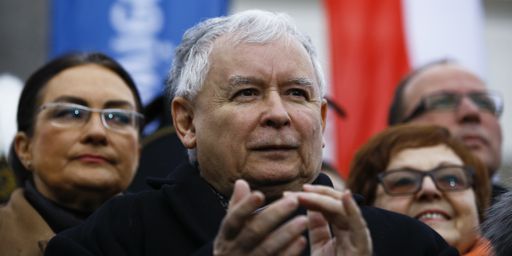 Jaroslaw Kaczynski, président du parti conservateur PiS, catholique fervent et homme fort de la Pologne, lors d'une manifestation pro-gouvernementale à Varsovie le 13 décembre 2015.  (REUTERS - Kacper Pempel)