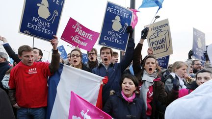 Des opposants au mariage pour tous manifestent devant le si&egrave;ge de France T&eacute;l&eacute;visions, le 28 mars 2013 &agrave; Paris, alors que le pr&eacute;sident de la R&eacute;publique doit intervenir sur France 2 dans la soir&eacute;e. (FRANCOIS GUILLOT / AFP)