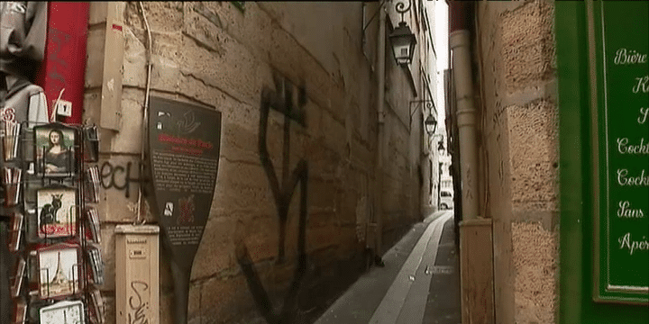 La plus petite ruelle de Paris qui était jadis un véritable coupe-gorge
1 m 80 de large et 26 mètres de long
 (France 3)