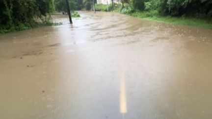 Après le passage de l'ouragan Tammy, la Guadeloupe constate les dégâts. Plusieurs routes sont inondées au Gosier.