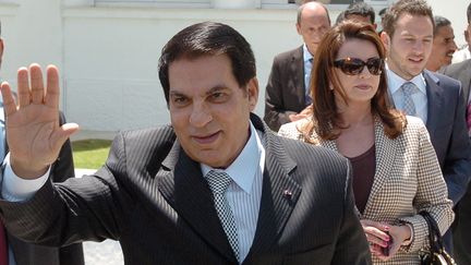 L'ancien pr&eacute;sident tunisien Zine El Abidine Ben Ali et son &eacute;pouse Le&iuml;la, le 9 mai 2010 &agrave; Tunis. (FETHI BELAID / AFP)