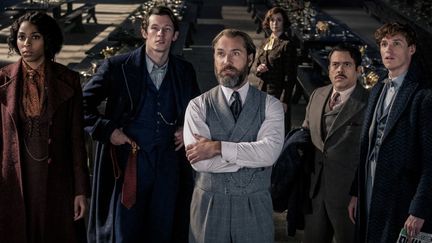 Albus Dumbledore (au centre), joué par Jude Law, aux côtés de sa troupe de sorciers. (ALLOCINE / WARNER BROS / JAAP BUITENDIJK)