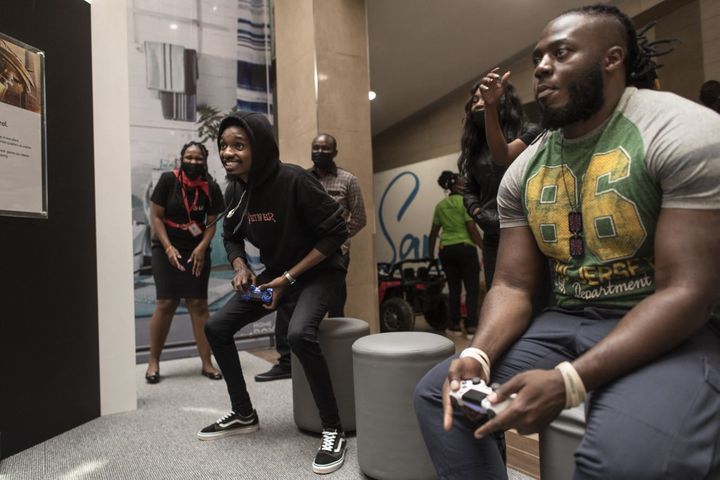 Un concurrent joue contre Brian Diang'a (à droite), 28 ans, lors d'une démonstration à Nairobi, le 22 octobre 2021. (TONY KARUMBA / AFP)