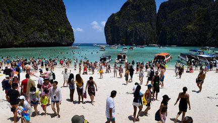 Le plage de Maya Bay, en Thaïlande, le 9 avril 2018. (LILLIAN SUWANRUMPHA / AFP)