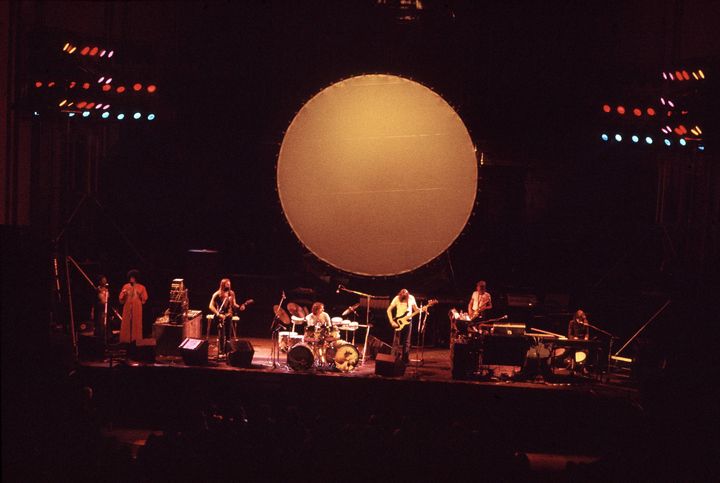 Pink Floyd sur scène sur la tournée "Dark Side of the Moon, a piece for assorted lunatics" en 1972, avant la sortie de l'album en 1973. (DAVID REDFERN / REDFERNS / GETTY IMAGES)