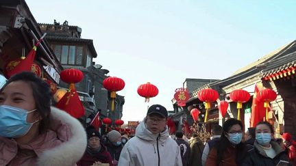 Les Jeux olympiques, d'habitude synonymes de fête, sont cette année à Pékin un événement assombri par le Covid-19.&nbsp;Il est impossible pour les Chinois d’assister à la compétition.&nbsp;Pékin 2022 n’a rien à voir avec le souvenir laissé par les Jeux d’été en 2008 dans la capitale chinoise. (FRANCE 2)