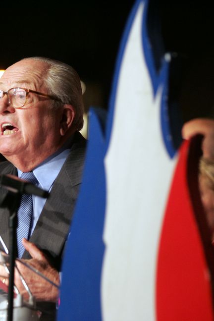 Marine Le Pen derrière son père, Jean-Marie Le Pen, lors d'un disours à Paris, le 14 novembre 2005 (FRANCOIS GUILLOT / AFP)