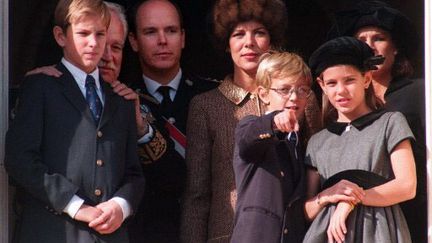 Rainier, Albert, Stéphanie, Caroline et ses trois enfants, Pierre, Andréa et Charlotte, en 1996. (AFP - Patrick Hertzog)