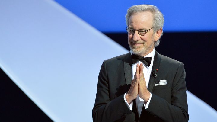 Le pr&eacute;sident du jury Steven Spielberg, remerciant le public qui l'applaudit, lors de la c&eacute;r&eacute;monie d'ouverture du festival de Cannes, le 15 mai 2013. (ALBERTO PIZZOLI / AFP)