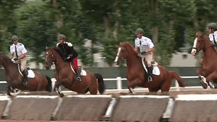 La cavalerie équestre cotoie la cavalerie blindée. 
 (France 3 / Culturebox)