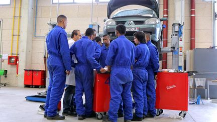 Des jeunes etudient le fonctionnement d'une automobile à Montpellier (Hérault) dans un lycée technique. Image d'illustration. (MAXPPP)