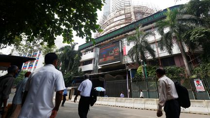 Des riverains devant la bourse de Bombay (Inde), le 18 décembre 2017.&nbsp; (SHAILESH ANDRADE / X03446 / REUTERS)