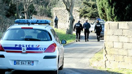 Les enqu&ecirc;teurs &agrave; proximit&eacute; de l'endroit o&ugrave; a &eacute;t&eacute; retrouv&eacute; le corps d'une joggeuse, pr&egrave;s de N&icirc;mes (Gard), le 25 janvier 2013. (NASSIRA BELMEKKI / MAXPPP)