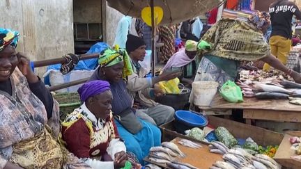 Le continent africain n’est pas épargné par la hausse des prix.&nbsp;À Dakar, le coût des denrées alimentaires de première nécessité s’est envolé. (franceinfo)