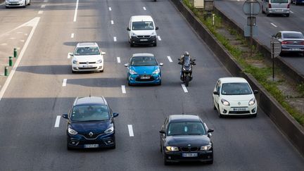 Des voitures circulent sur le périphérique parisien, le 13 mai 2020. (AMAURY CORNU / HANS LUCAS)