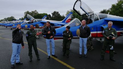 Les soignants et des membres de laPatrouille de France sur la base de Villacoublay, après leur survol de Paris à l'occasion du 14-Juillet 2020&nbsp; (CYRILLE ARDAUD / FRANCEINFO / RADIO FRANCE)