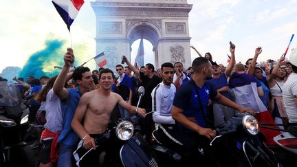 Au coup de sifflet final, la foule commence à affluer sur les Champs-Elysées, le lieu de toutes les célébrations du football français. (GONZALO FUENTES / REUTERS)