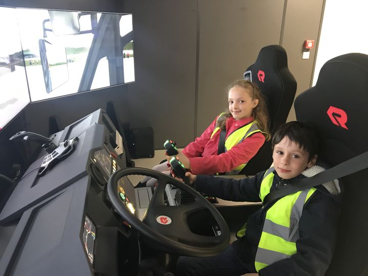 Norah et Tom dans l'un des simulateurs des pompiers aéronautiques de l'aéroport Charles de Gaulle. (Sébastien Farris / Paris Aéroport)